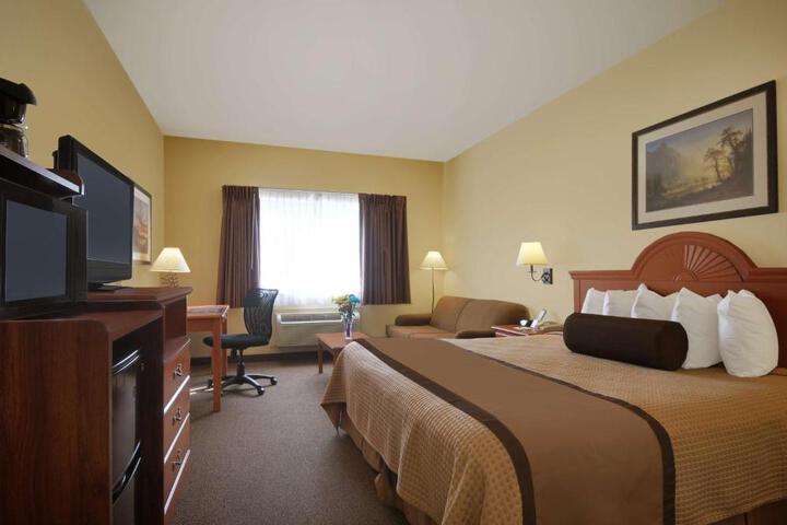 1 King Bed High Speed Internet Accessible Microwave and Refrigerator, Coffee Maker Full Breakfast (10 of 11)