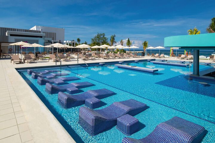 Swim-up bar
