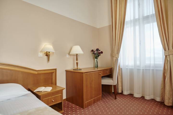 Room 28 of 107