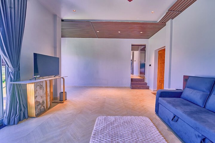 Room 33 of 100