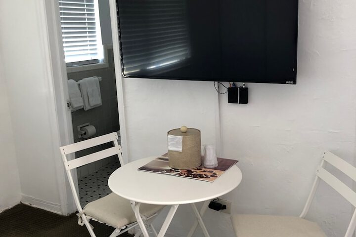 Studio Queen Size Bed (3 of 6)