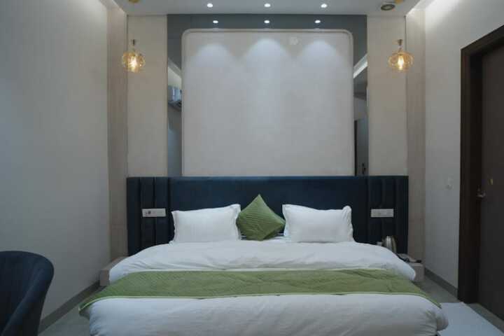 Room 13 of 24
