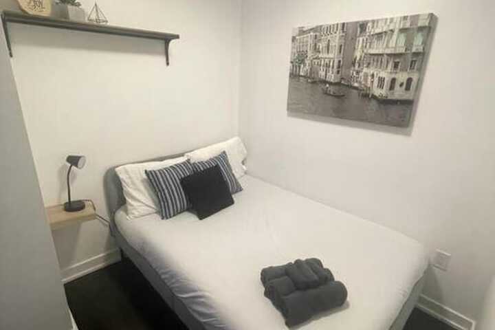 Room 9 of 108