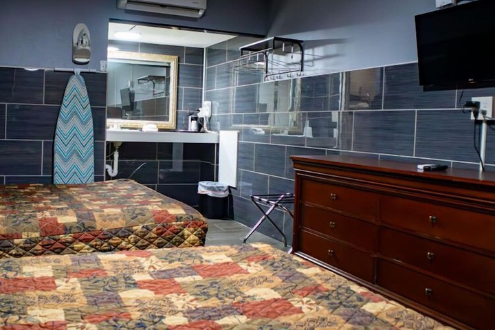 Basic 2 Double Beds (2 of 6)