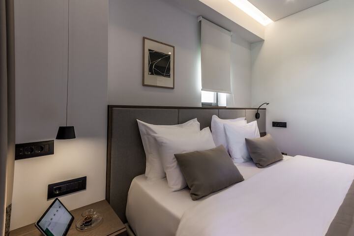 Room 17 of 166