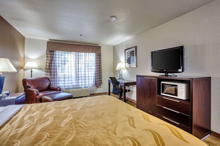 1 King Bed (9 of 11)