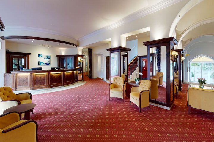 Entrance & Lobby