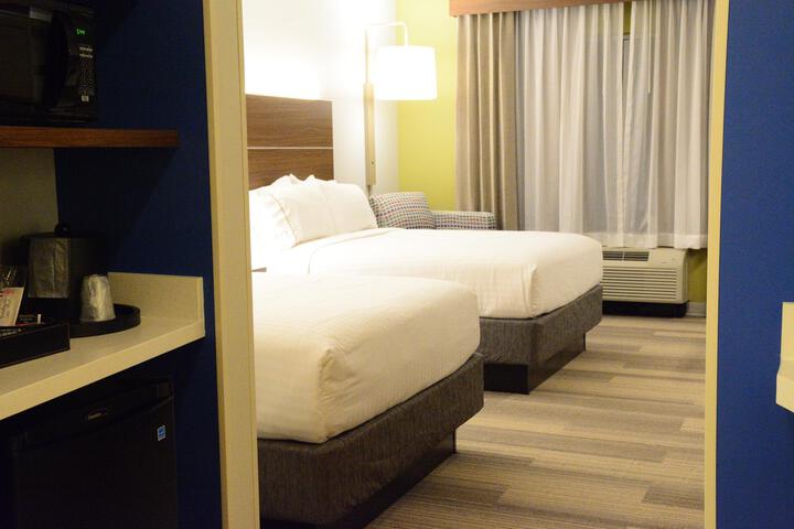 1 Queen Bed (1 of 3)