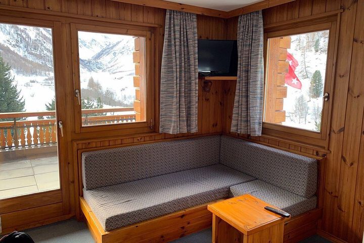 Room 5 of 6