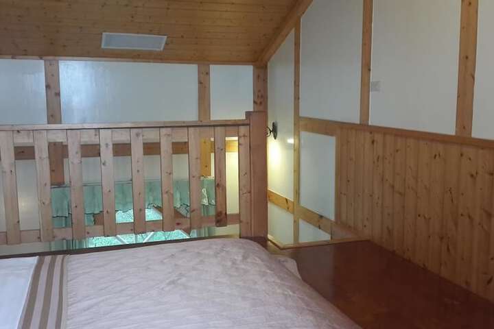 Room 11 of 32