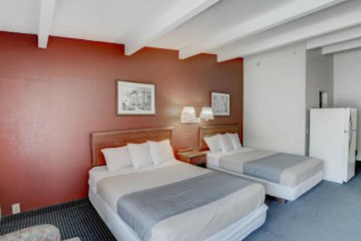  Red Carpet Inn 7