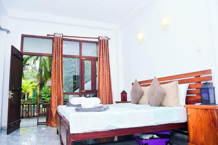 Room 10 of 80