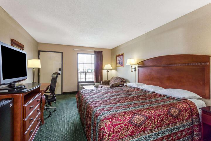 1 King Bed (2 of 6)