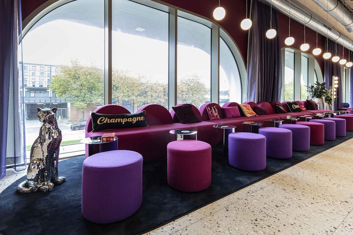 Lounge 58 of 65