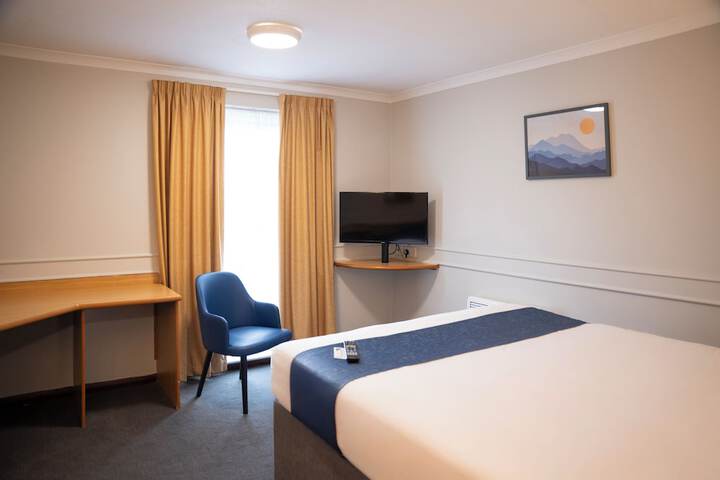 Room 5 of 16
