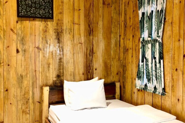 Room 13 of 33