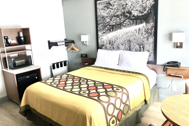 1 Queen Bed (18 of 49)