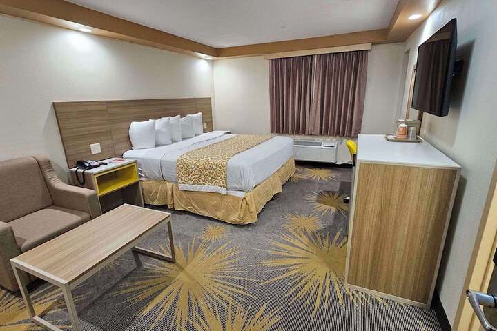 1 King Bed (9 of 14)