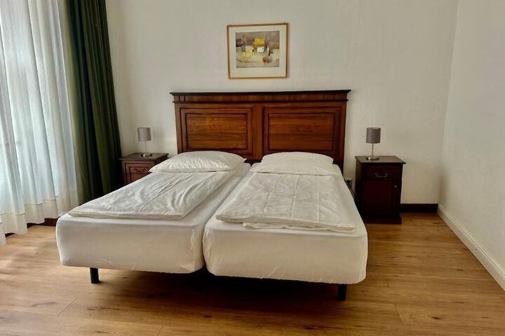 Room 2 of 66