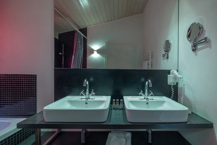 Room 73 of 114
