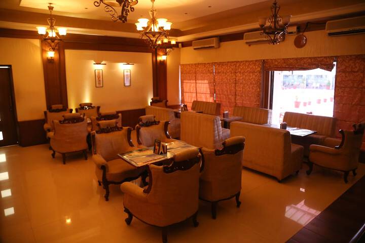 Lounge 31 of 34