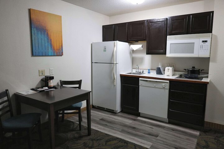 1 Queen Bed Efficiency Suite (4 of 54)