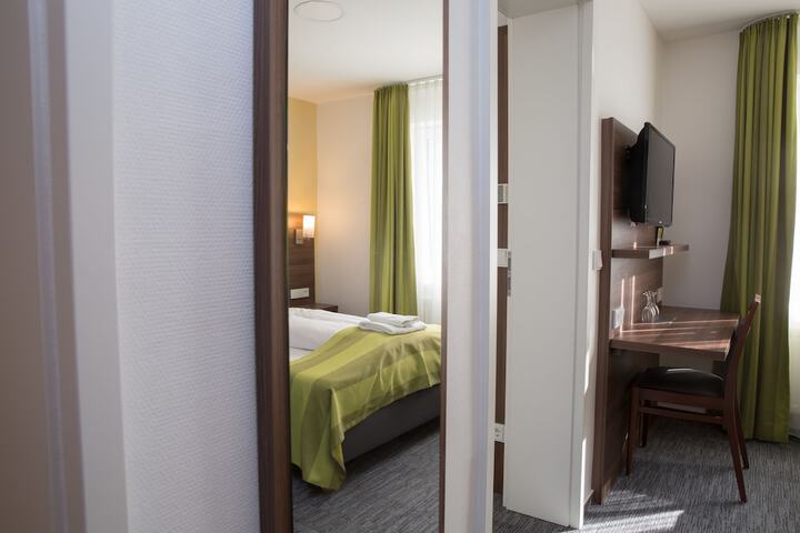 Room 32 of 85