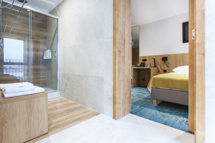 Room 32 of 50