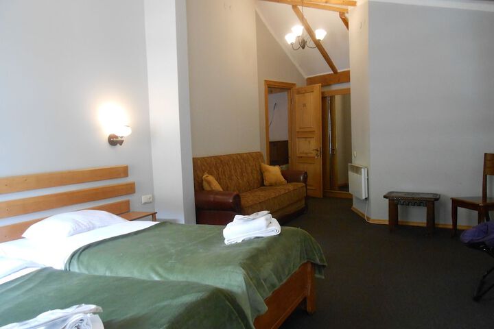 Room 8 of 33