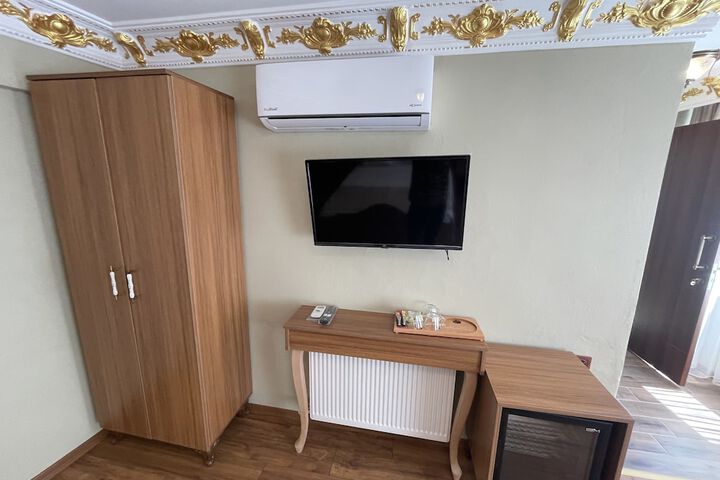 Room 11 of 24