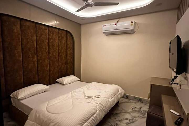 Room 2 of 10