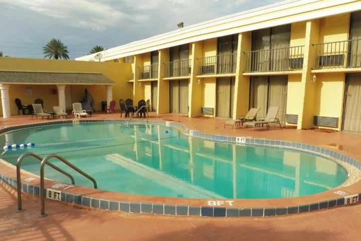 Hotel Pool