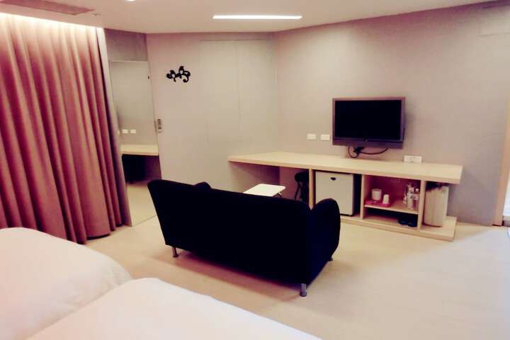 Room 2 of 67