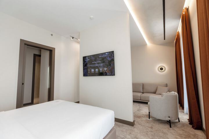Room 34 of 176