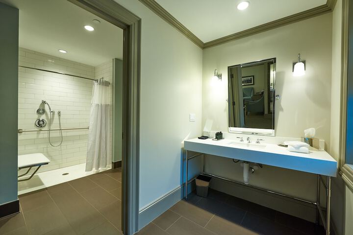 Premier King Bed Hill View (27 of 30)