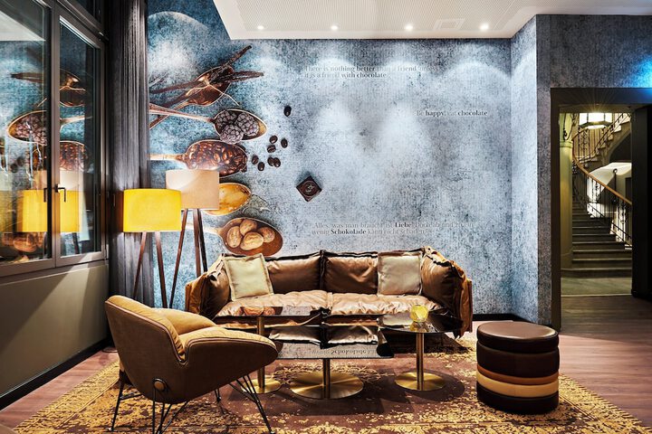 Lounge 53 of 62