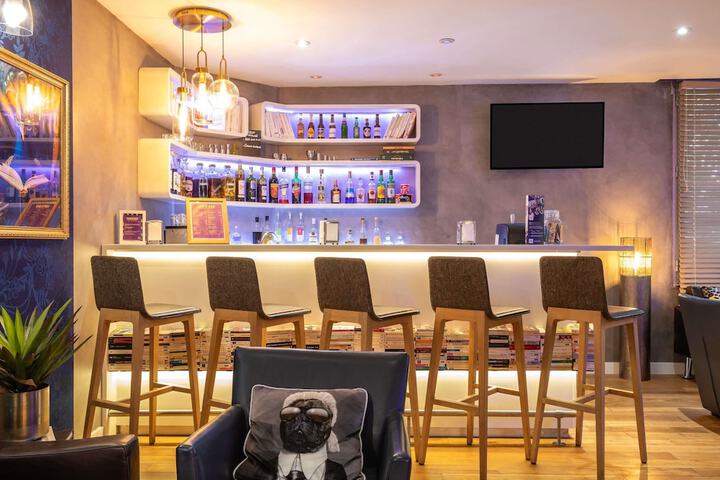 Lounge 94 of 125