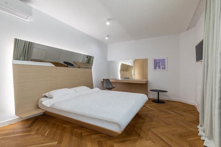 Room 17 of 37