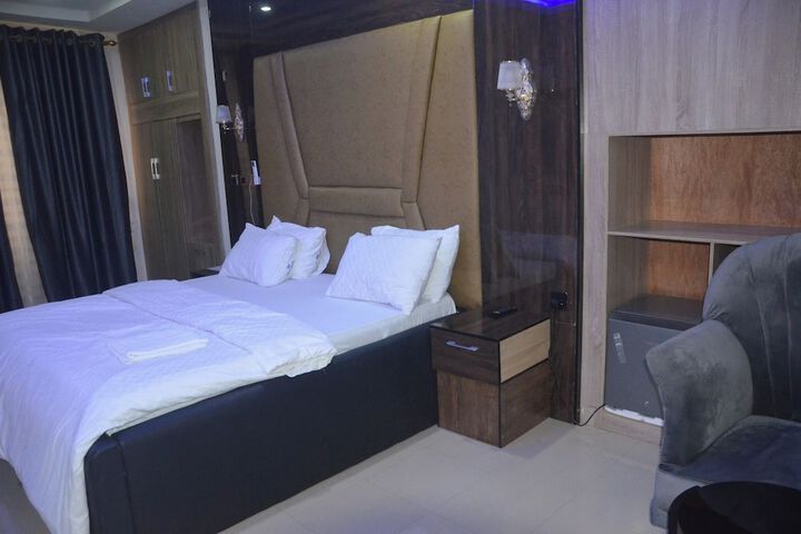 Room 4 of 30