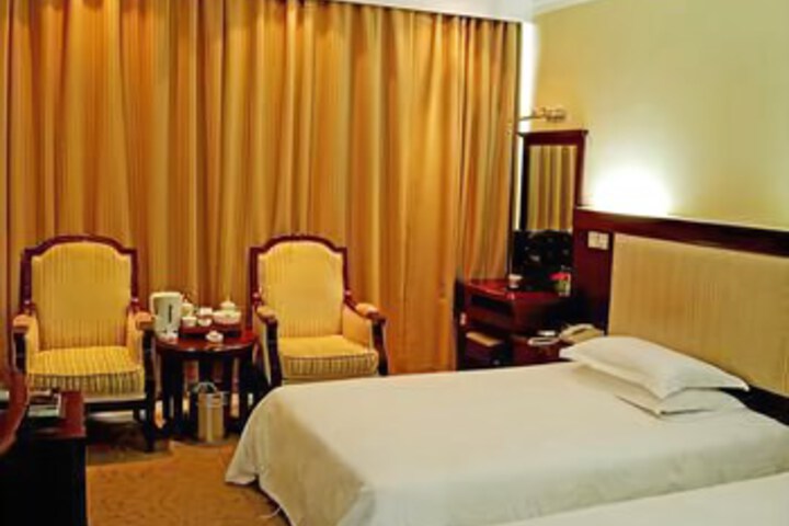 Room 4 of 9