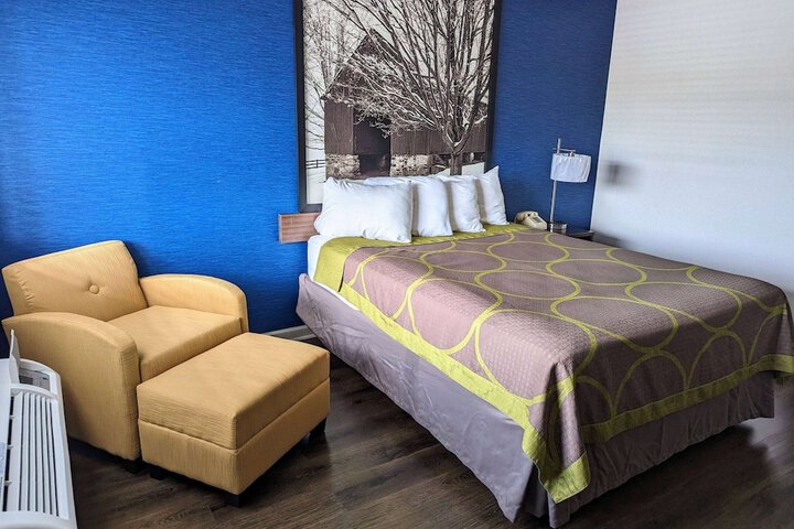 1 Queen Bed (11 of 13)