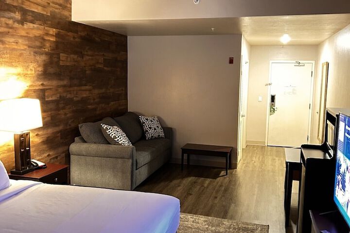 Room 16 of 38