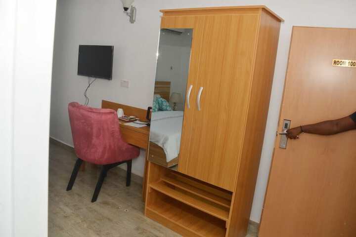 Room 5 of 12