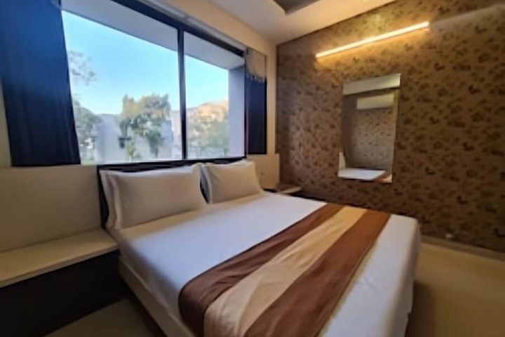 Room 7 of 19