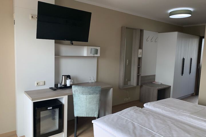 Room 10 of 13