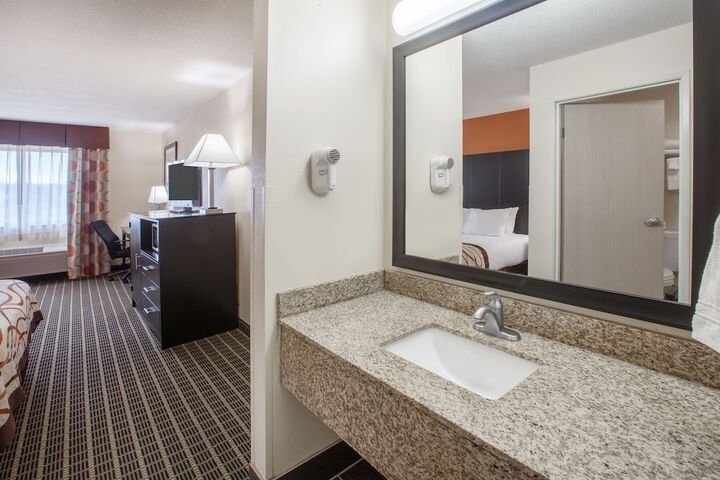 1 Queen Bed Accessible Room (5 of 11)