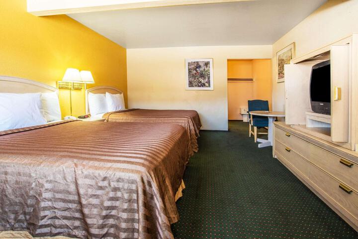 1 Queen Bed (8 of 12)