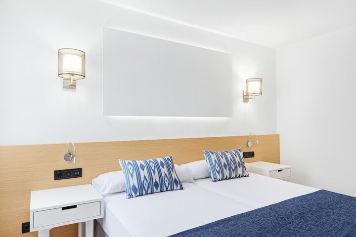 Room 12 of 65