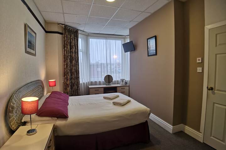 Room 7 of 102