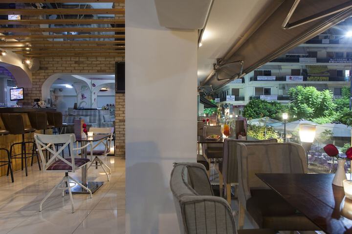 Lounge 49 of 60